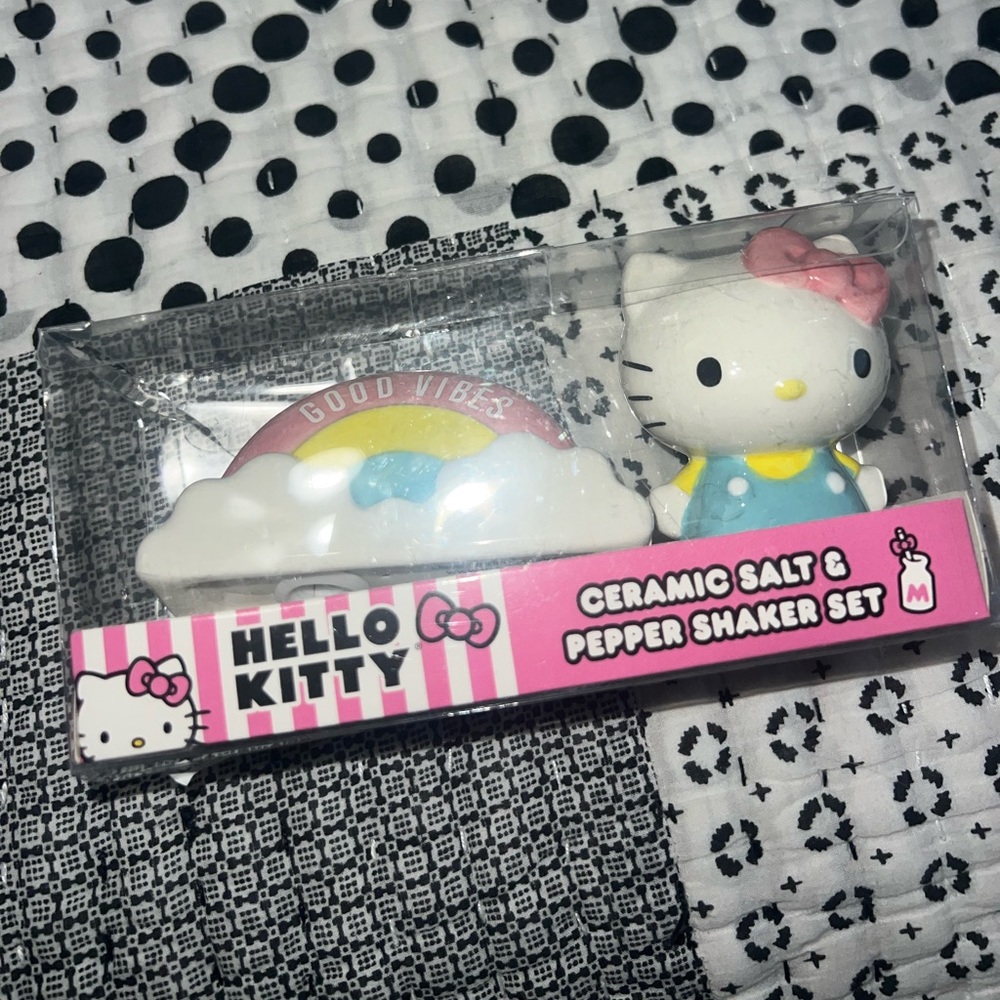 🎀Hello Kitty Salt and Pepper Shaker🎀
